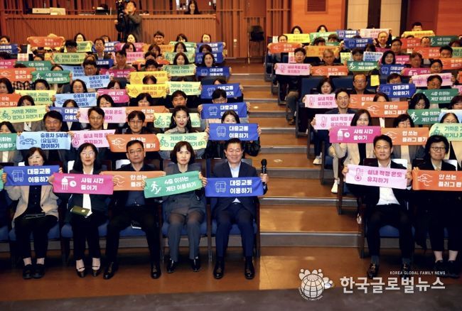 박승원 광명시장(사진 앞줄 왼쪽에서 다섯 번째)이 1일 오전 광명시민회관에서 열린 ‘전 공직자 에너지 절약 실천 결의대회’에서 생활 속 에너지 실천을 다짐하고 기념사진을 촬영하고 있다.