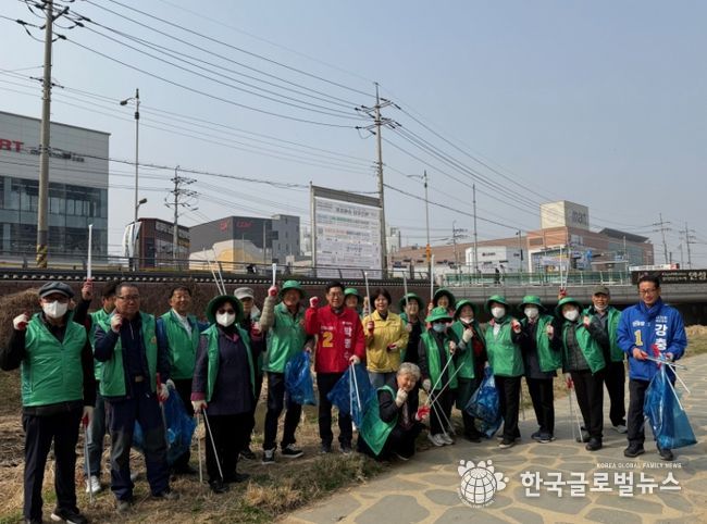 안성시 안성3동 새마을 남·녀협의회, 상춘객 맞이 금석천 환경정화 실시