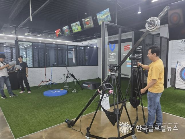 중소기업 사업장에서 해외 홍보용 영상 촬영을 하고 있다.