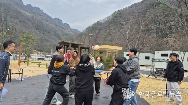 경기도지체장애인협회 수원시지회 회원들이 청량산 수원캠핑장에서 프로그램에 참여하고 있다.