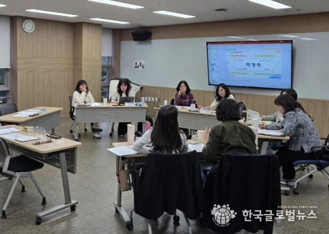 지난 3월 30일 광명시 평생학습원에서 '학교로 찾아가는 민주시민교육'을 위한 강사 간담회를 진행하고 있다.