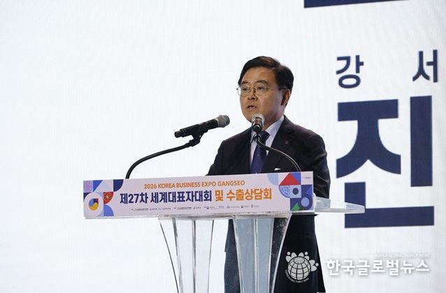 진교훈 강서구청장이 1일 ‘한국 비즈니스 엑스포 강서’ 폐회식에서 환송사를 하고 있다.