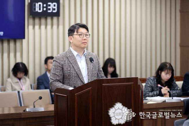 홍종철 의원(국민의힘, 광교1·2)이 제400회 임시회 기획경제위원회에서 조례안에 대해 설명하고 있다.