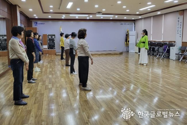 수원시 장안구 정자2동 주민자치회, 주민자치센터 신규 프로그램 ‘챠밍모델워킹’ 운영