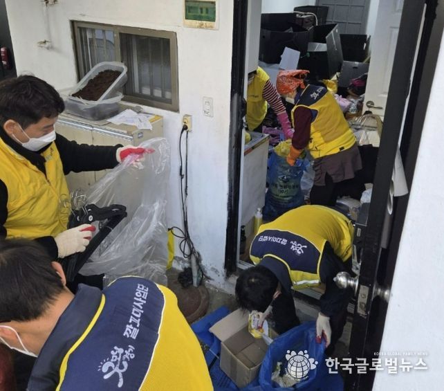 수원시 팔달구 화서1동 지역사회보장협의체, 쓰레기 적치 위기가구 주거환경 개선 지원