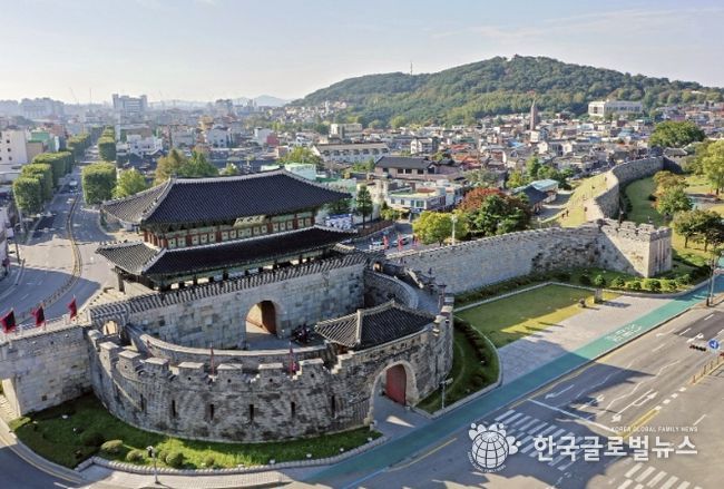 수원화성 중 보물로 지정된 장안문 전경.