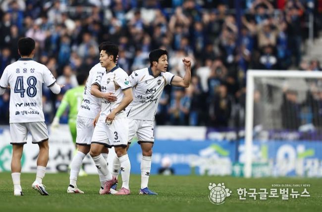 4월 5일 인천 원정경기에서 김천상무 고재현이 만회골을 넣고 세리모니를 하고 있다