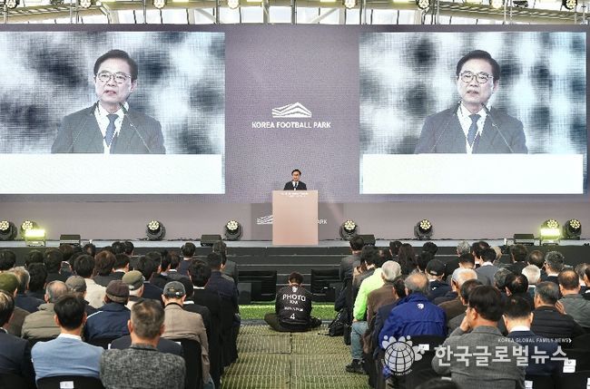 7일 천안시 코리아풋볼파크 개관식에서 김석필 천안시장 권한대행 부시장과 김태흠 충남도지사, 정몽규 대한축구협회 회장 등 주요 참석자들이 기념촬영을 하고 있다.