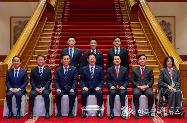 이재명 대통령이 4월 7일 청와대에서 여·야·정 민생경제 협의체 회담에 앞서 참석자들과 기념촬영하고 있다.
<p> </p>
<p>(청와대)