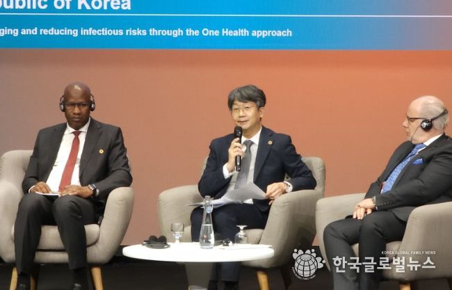 임승관 질병관리청장이 원헬스 정상회의 장관급 패널토의에서 패널 참여 및 발언하는 중이다.