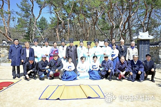 묘제 후 주요 참석자가 정약용 선생 묘소 앞에서 기념 촬영을 하고 있다