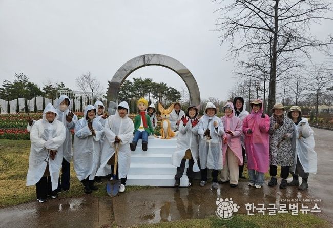 평택시민정원사, 봄비 속 봄꽃 심기로 정원에 생기 더해