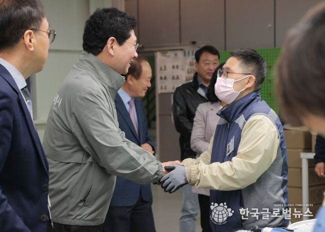 이상일 용인특례시장이 10일 성만원을 방문해 관계자들과 인사를 나누고 있다