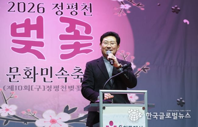 이상일 용인특례시장이 10일 정평천 벚꽃 문화민속 축제에 참석해 축사하고 있다