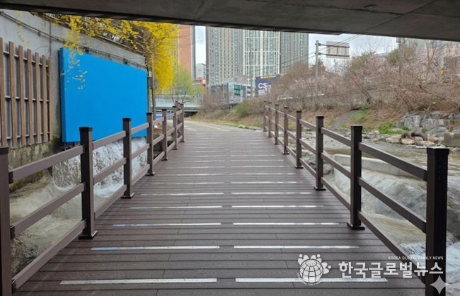 성복천 노후된 배수통문 보수 사진