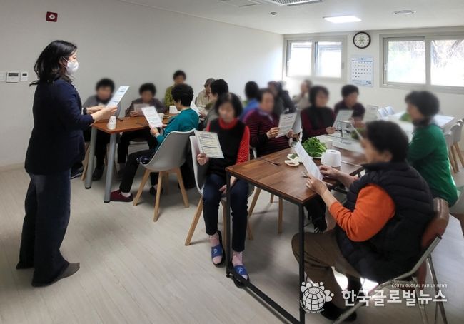 경로당에서 어르신들을 대상으로 미세먼지 대응 행동 요령 교육을 하고 있다.