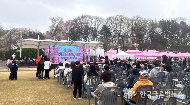 기배역사공원에서 열린 ‘제15회 기배벚꽃축제’ 개막식에서 시민들이 무대 공연을 관람하며 봄 축제를 즐기고 있다.