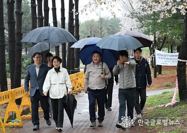 4월 10일 진행된 ‘송산수변정원 사업’ 현장 점검 모습.