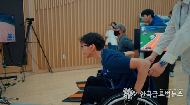 천안시장애인체육회와 단국대학교 관계자들이 ‘뉴 아이디어 공모사업’ 선정을 기념하며 디지털 e스포츠 장비를 시연하고 있다.