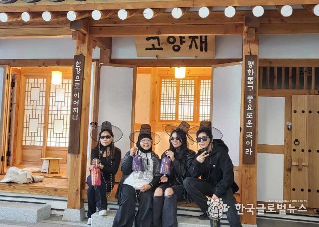 고양관광정보센터 고양재에 마련된 포토존에서 한국문화를 경험하고 있다.