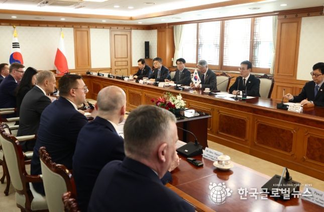 김민석 국무총리가 13일 세종대로 정부서울청사에서 도날드투스크 폴란드 총리를 접견, 인사 및 회담을 하고 있다.(국무조정실)