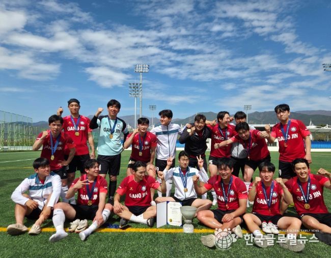 축구 종목 종합 우승을 거둔 강진군 선수들