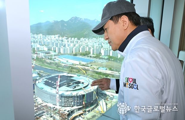 오세훈 서울시장이 15일(수) 도봉구 씨드큐브 창동 스카이라운지에서 서울아레나를 비롯한 주변 시설 현장을 둘러보고 있다.